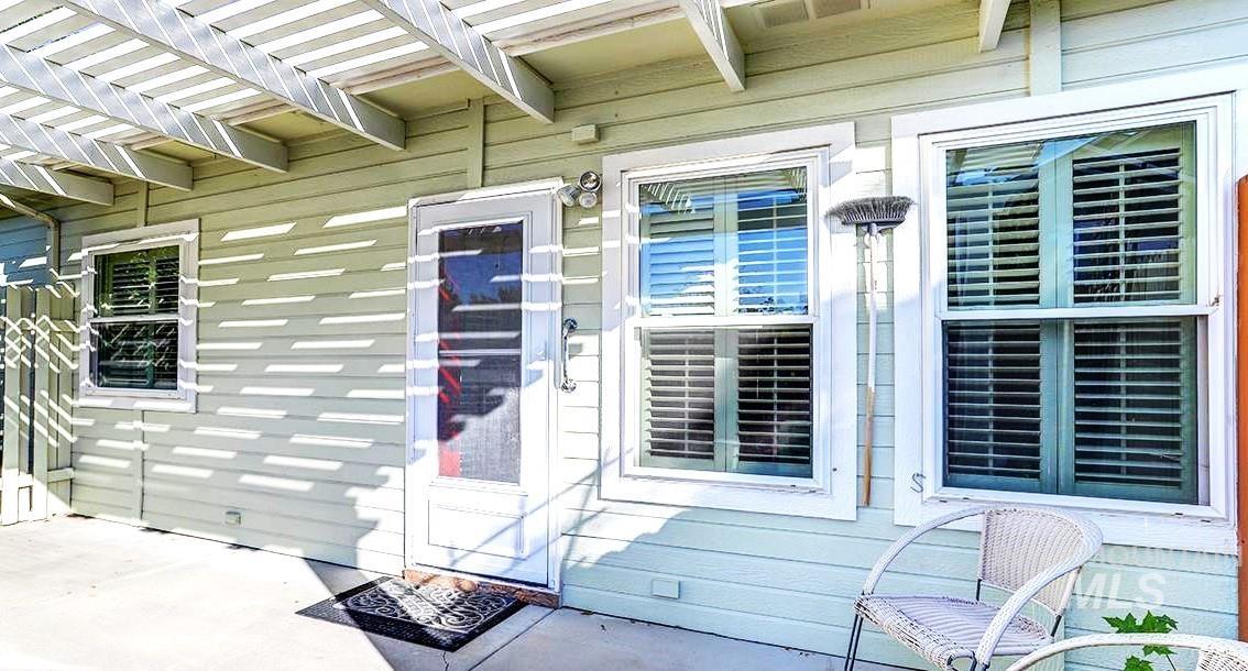 Entrance to property with a pergola