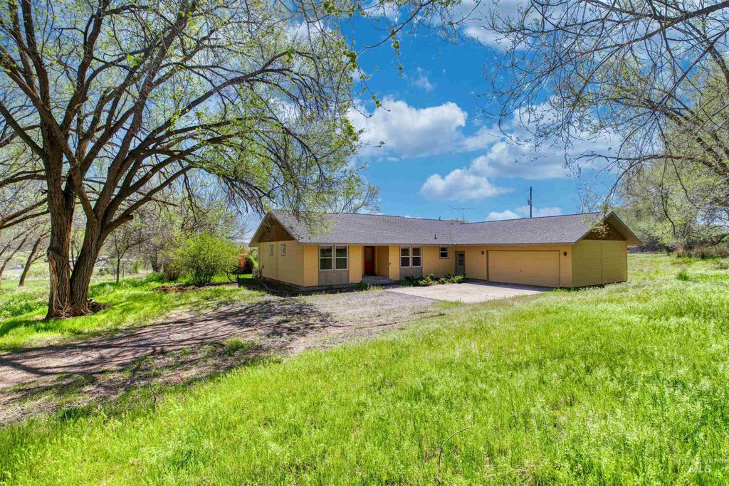 Photo of 1295 15th St, Vale, OR 97918 (MLS # 98982369)