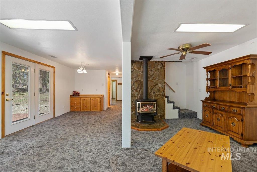 Photo of 44 Ridgeview Dr, Cascade, ID 83611 (MLS # 98981673)