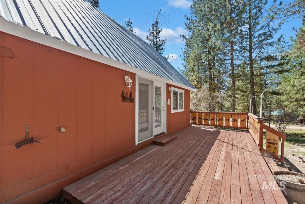 Photo of 44 Ridgeview Dr, Cascade, ID 83611 (MLS # 98981673)