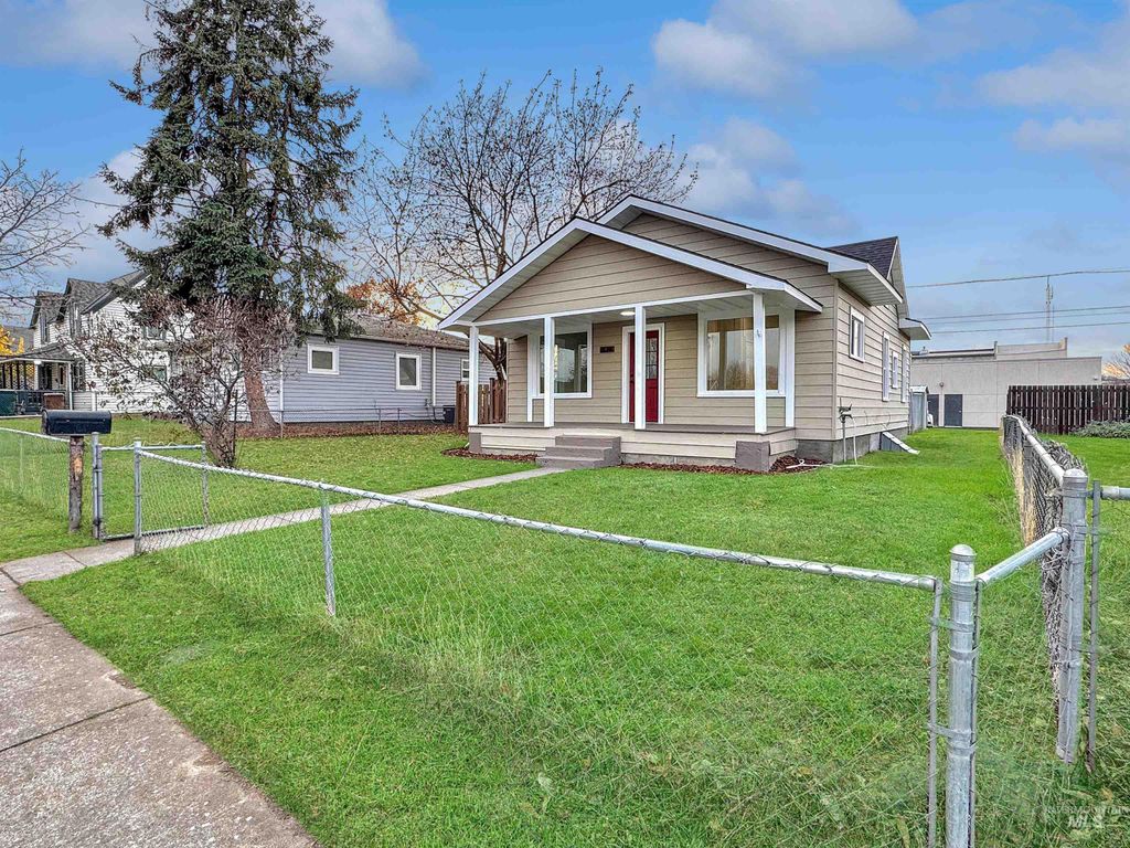 Photo of 824 4th St, Clarkston, WA 99403 (MLS # 98968283)