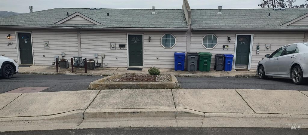 Photo of 607 Park Street, Lewiston, ID 83501 (MLS # 98972648)