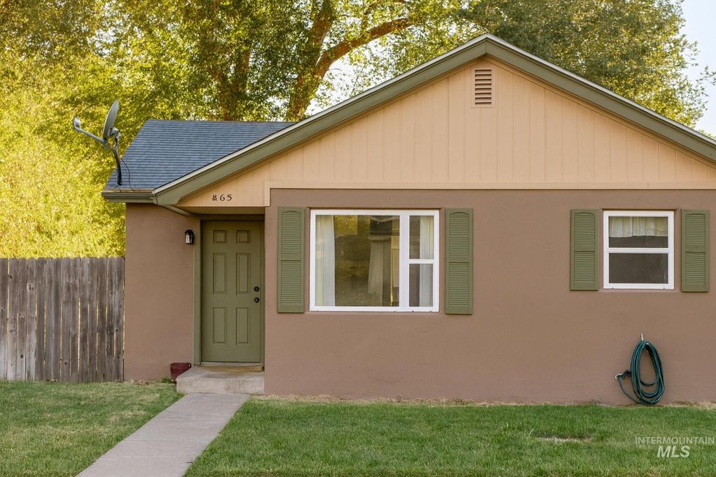 Photo of 865 N 8th East, Mountain Home, ID 83647 (MLS # 98957769)
