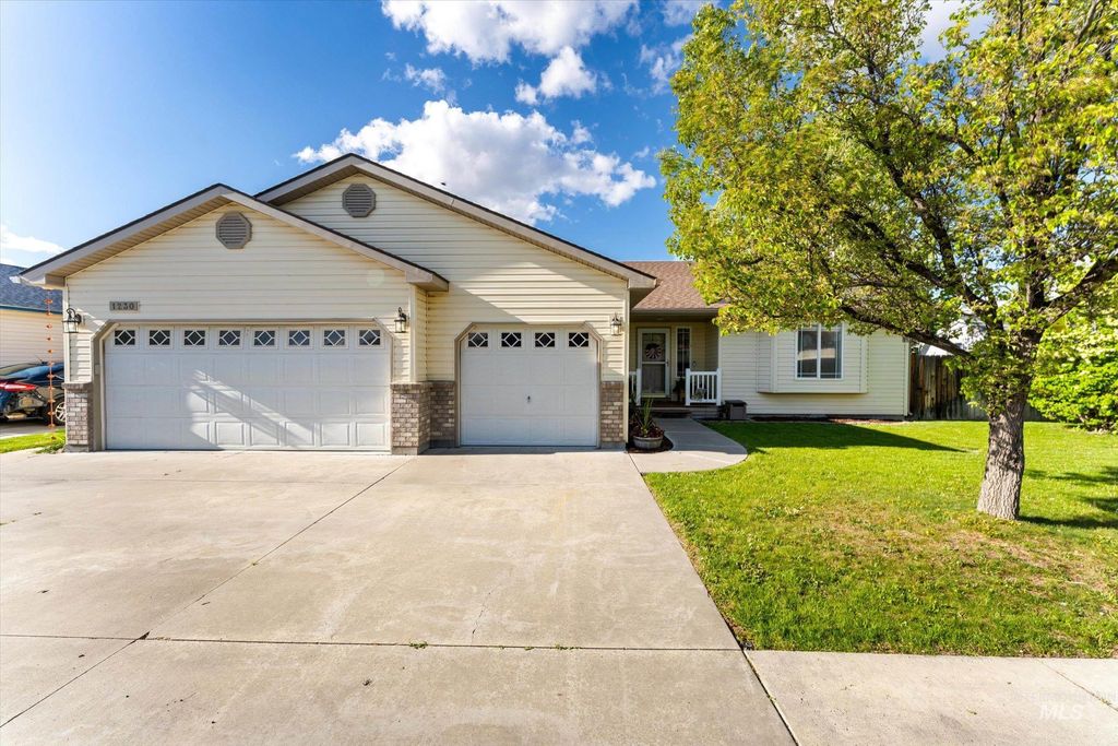 Photo of 1230 NW Pintail, Mountain Home, ID 83647 (MLS # 98984370)