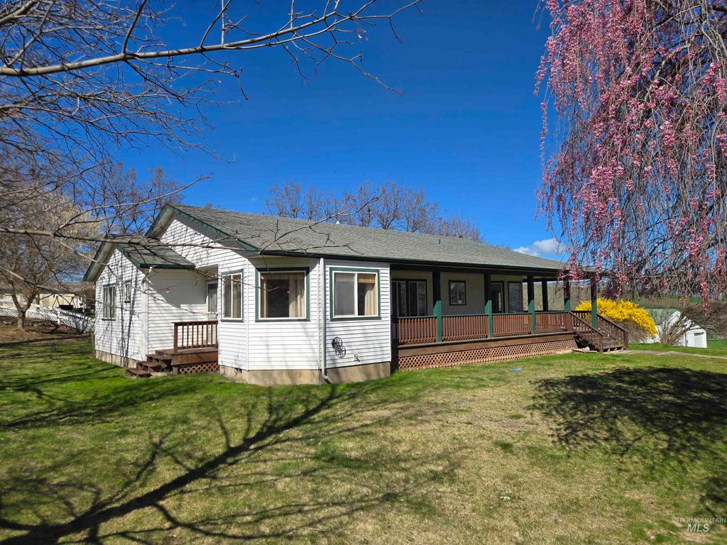 Photo of 2794 9th Ave, Clarkston, WA 99403 (MLS # 98979775)