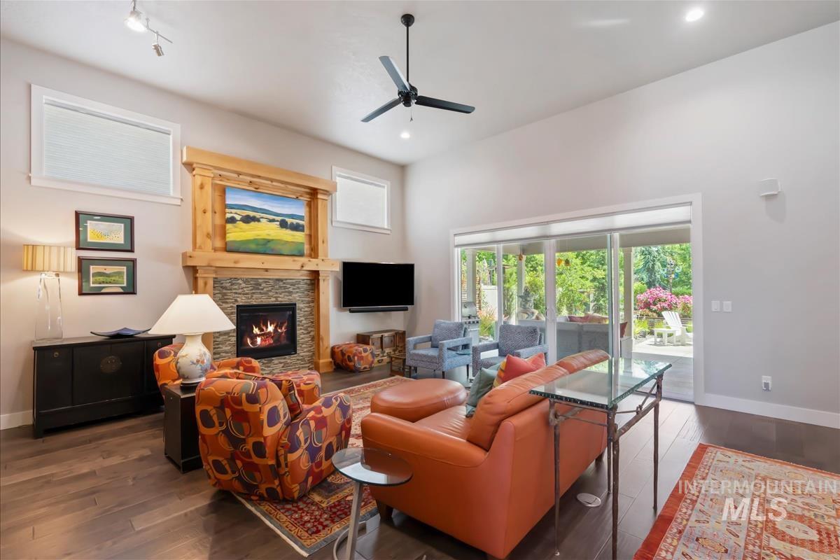 4143 W Prickly Pear Dr