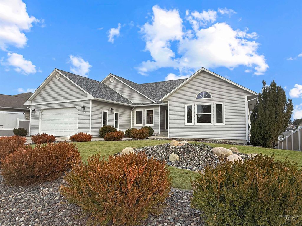 Photo of 420 Summit St, Moscow, ID 83843 (MLS # 98975035)