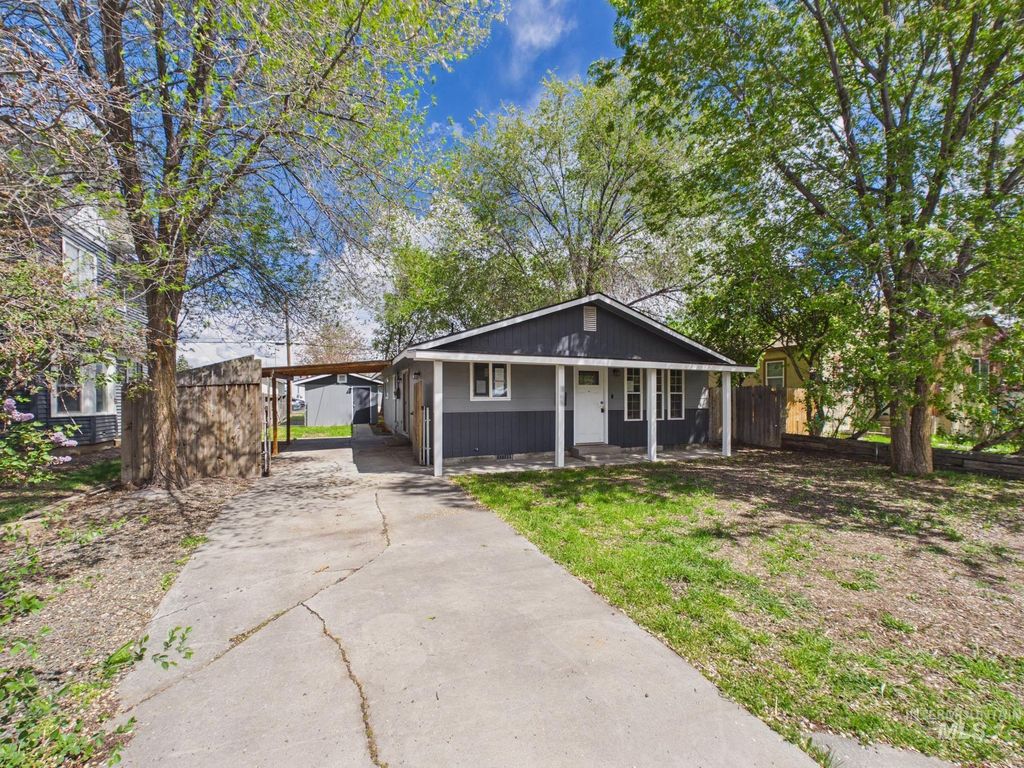 Photo of 305 Dearborn St, Caldwell, ID 83605 (MLS # 98983563)