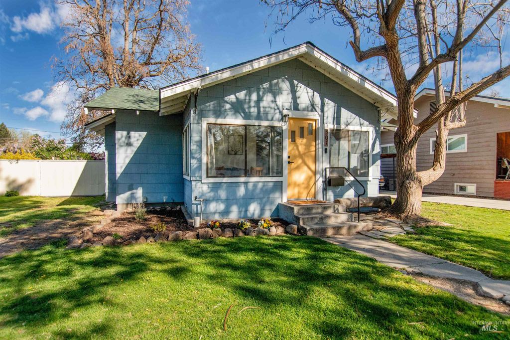 Photo of 507 6th Ave S Ave, Nampa, ID 83651 (MLS # 98982902)