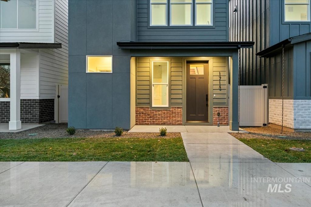 Photo of 1713 N 31st St, Boise, ID 83703 (MLS # 98977632)