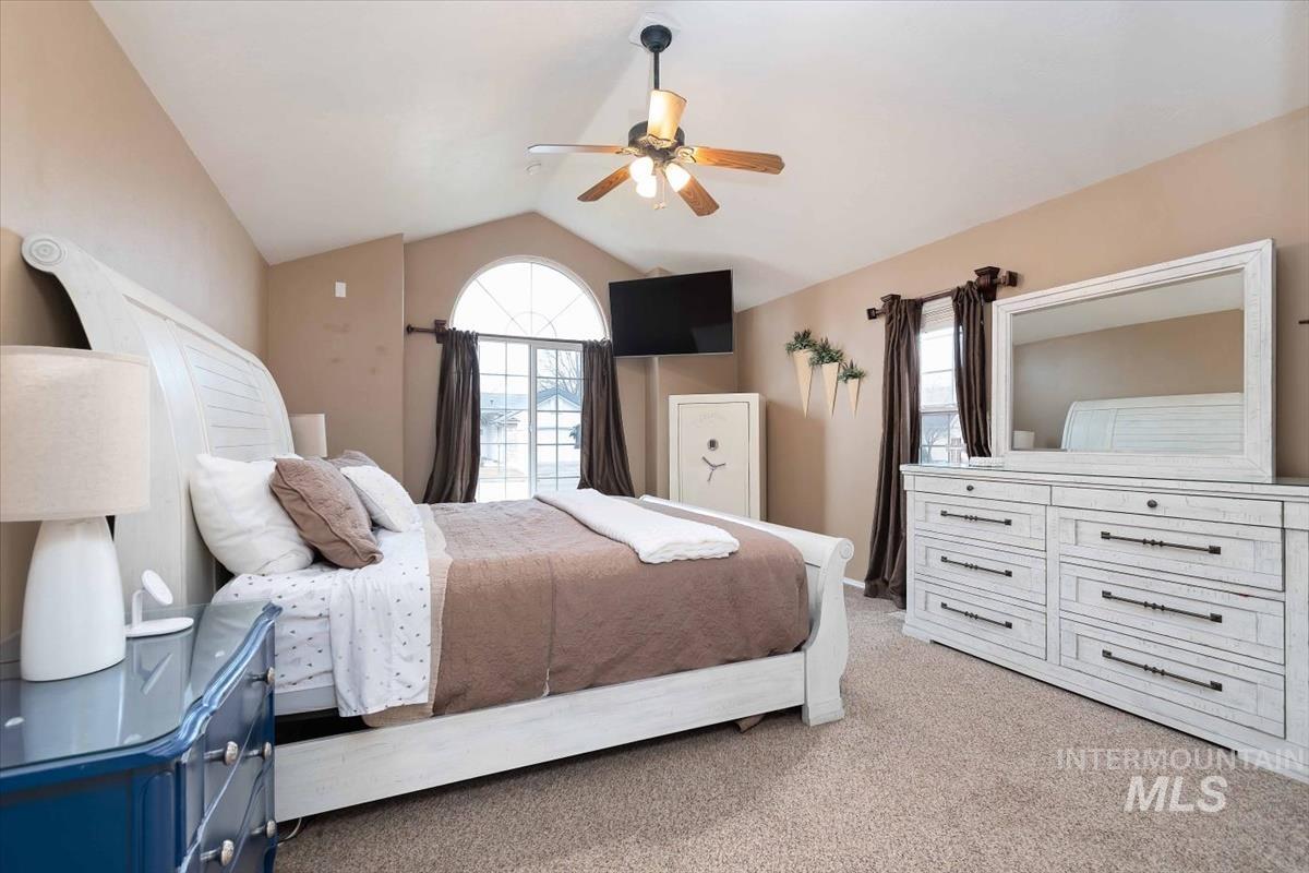 Vaulted ceiling with ceiling fan and recessed lighting