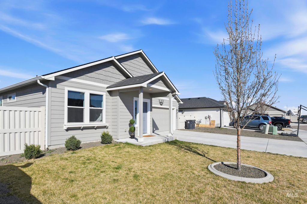 Photo of 403 Chimney Swift Avenue, Caldwell, ID 83605 (MLS # 98978661)