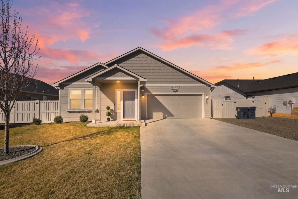 Photo of 403 Chimney Swift Avenue, Caldwell, ID 83605 (MLS # 98978661)