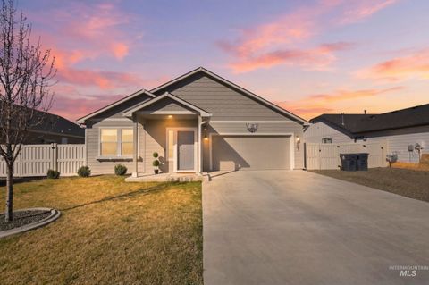 Photo of 403 Chimney Swift Avenue, Caldwell, ID 83605 (MLS # 98978661)