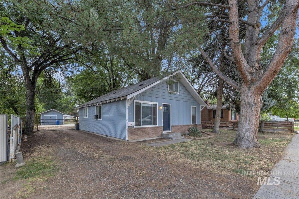 Photo of 22 N Sunset St, Nampa, ID 83651 (MLS # 98998001)