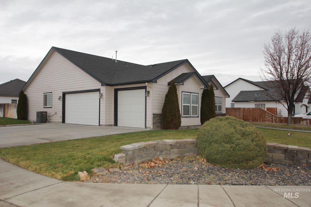 Photo of 106 NE Windy Street, Mountain Home, ID 83647 (MLS # 98970400)