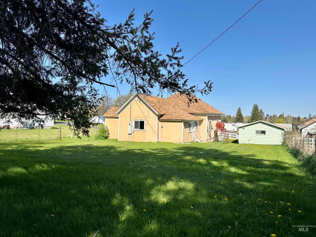 Photo of 408 Walnut St, Nezperce, ID 83543 (MLS # 98945615)