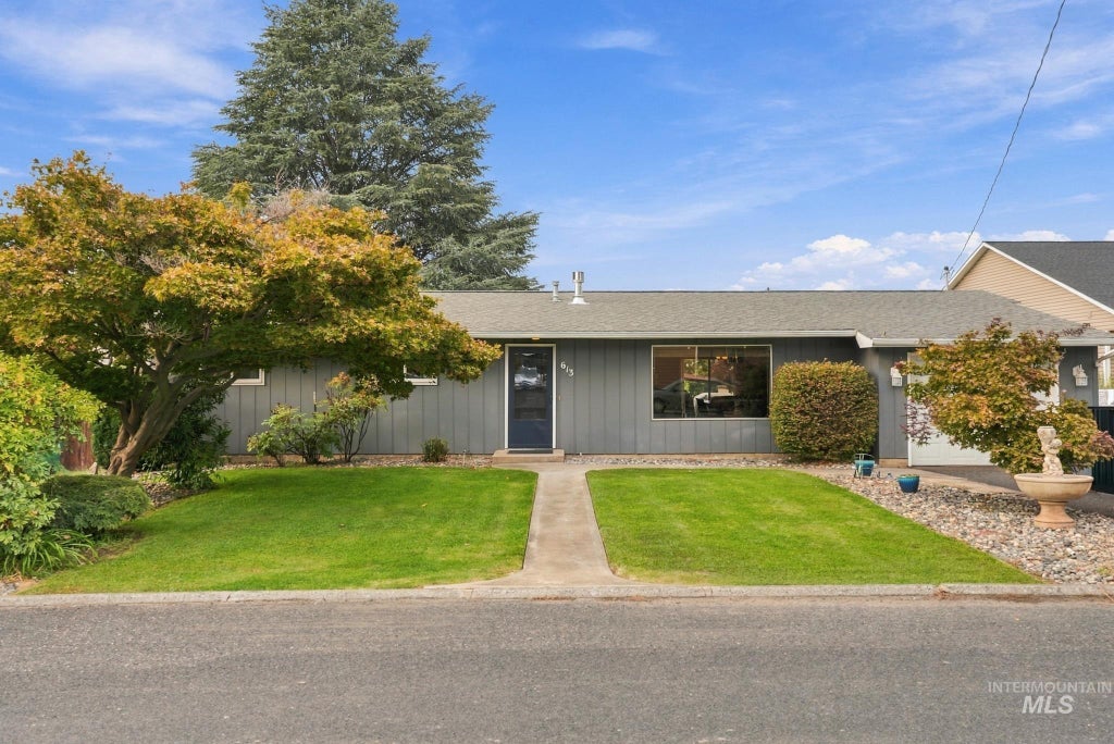 Photo of 613 Vista Ave, Lewiston, ID 83501 (MLS # 99001798)