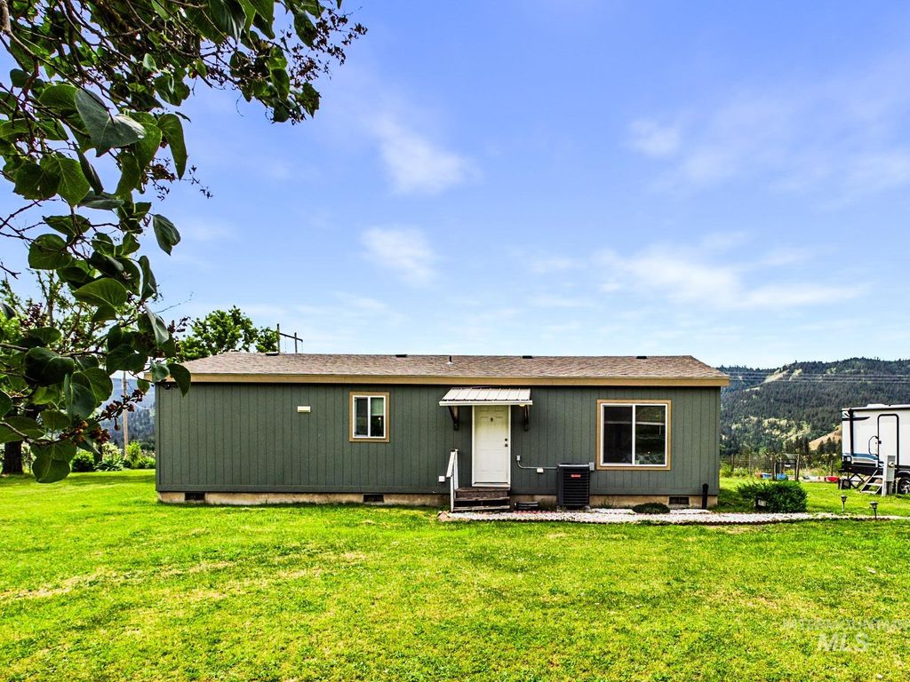 Photo of 18934 Finch Ln, Lenore, ID 83541 (MLS # 98988517)