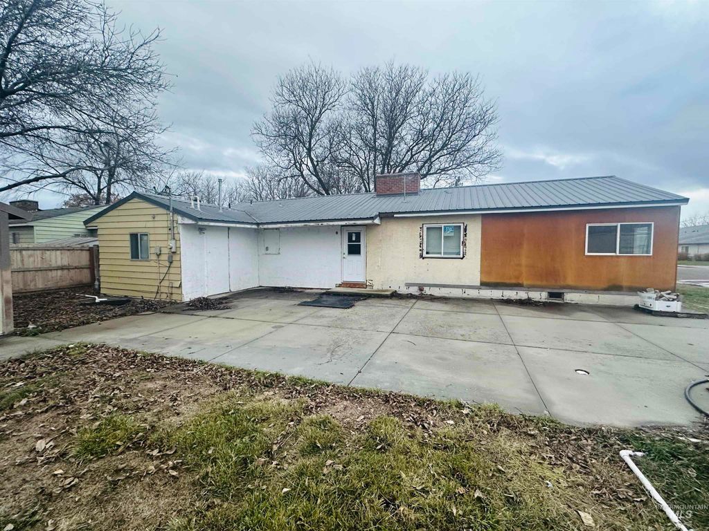 Photo of 410 S Yakima St, Vale, OR 97918 (MLS # 98969381)