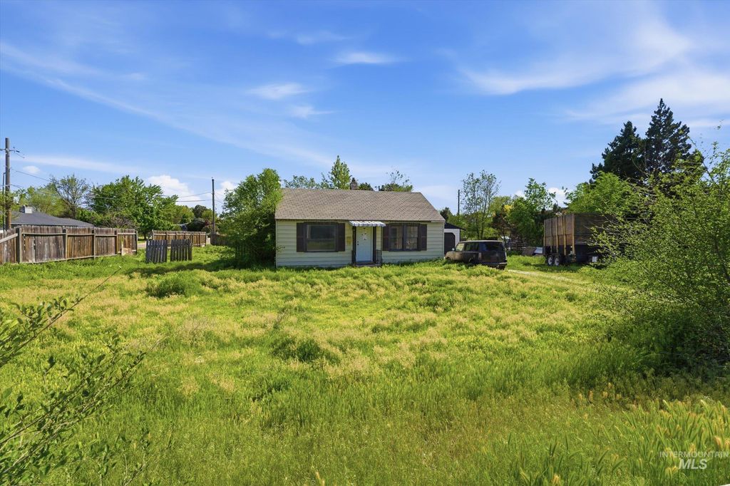 Photo of 4803 W Targee St, St, Boise, ID 83705 (MLS # 98984637)