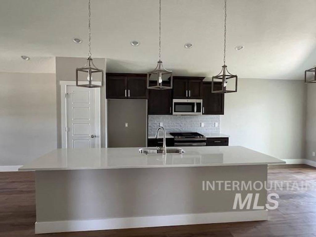 Photo of 824 N 5th St, Nyssa, OR 97914 (MLS # 98971344)