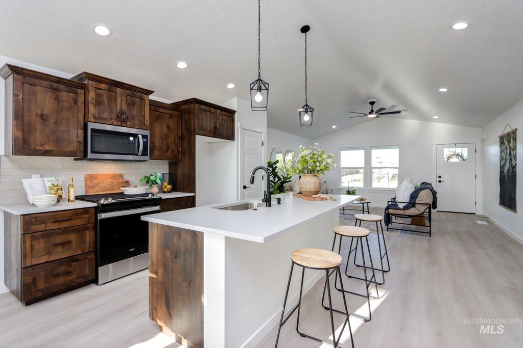 Photo of 824 N 5th St, Nyssa, OR 97913 (MLS # 98971344)