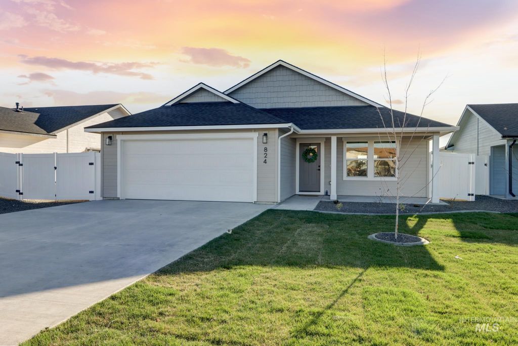 Photo of 824 N 5th St, Nyssa, OR 97913 (MLS # 98971344)