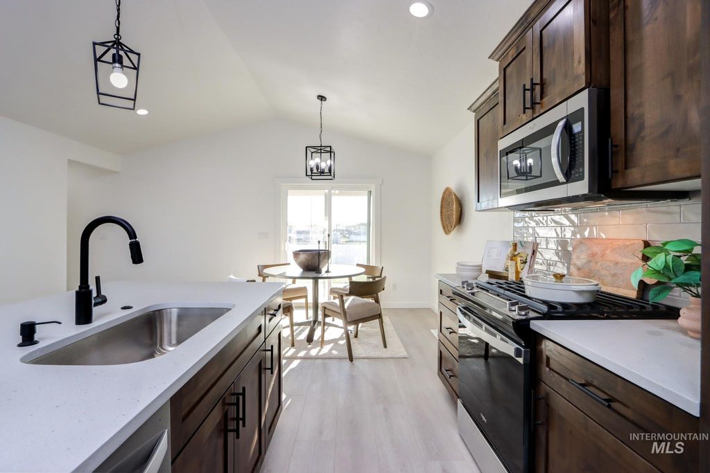 Photo of 824 N 5th St, Nyssa, OR 97913 (MLS # 98971344)