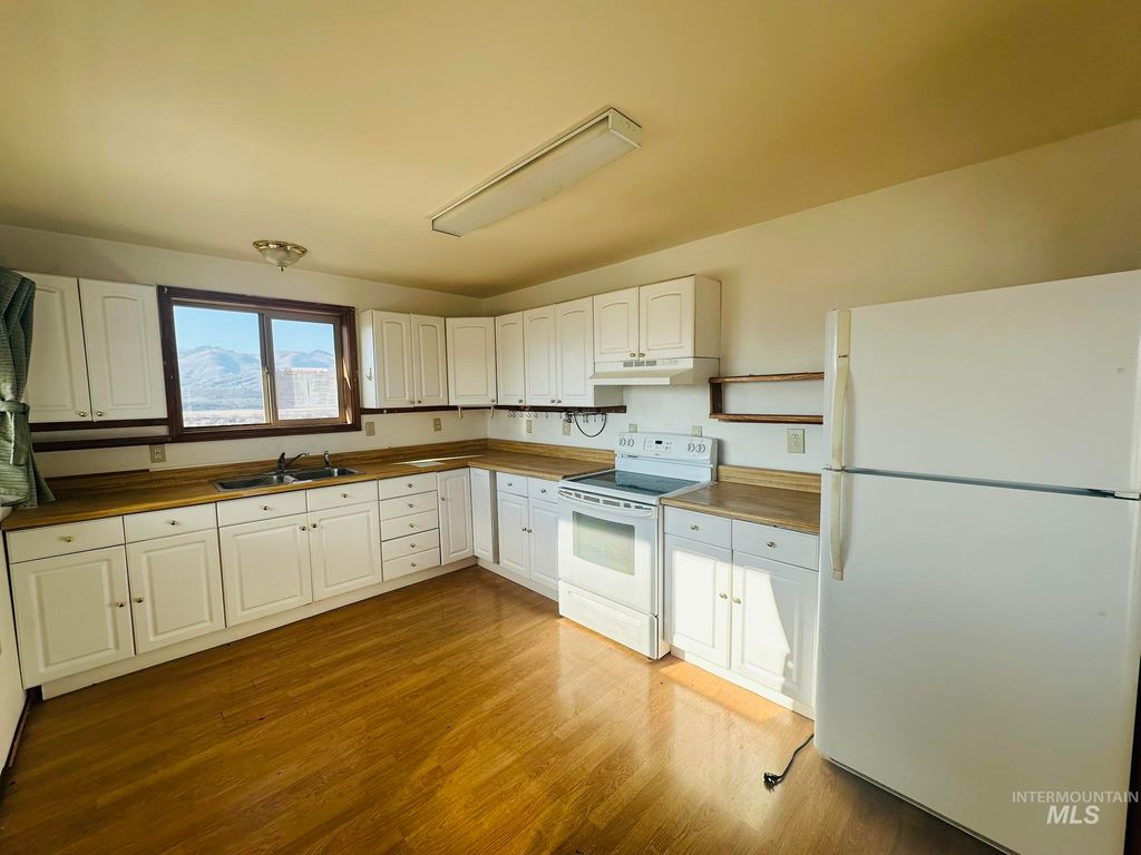 Photo of 35202 Manning Creek Rd, Durkee, OR 97905 (MLS # 98975613)