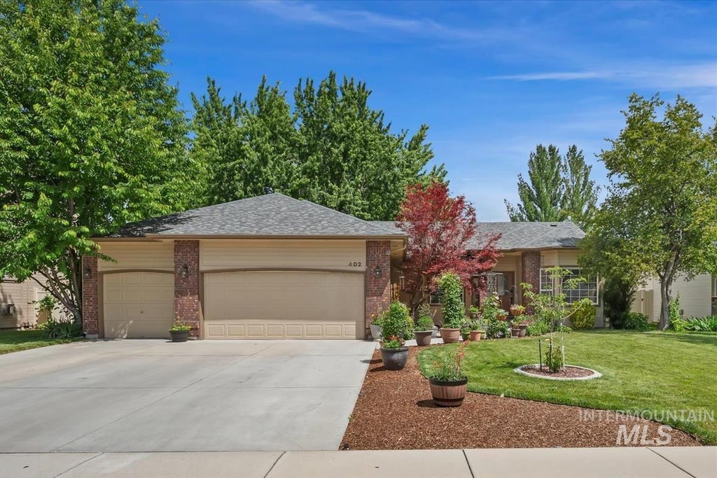 Photo of 402 W Claire Ct, Meridian, ID 83646 (MLS # 98990906)