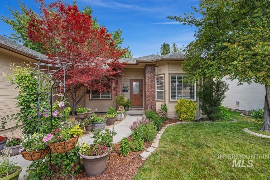 Photo of 402 W Claire Ct, Meridian, ID 83646 (MLS # 98990906)