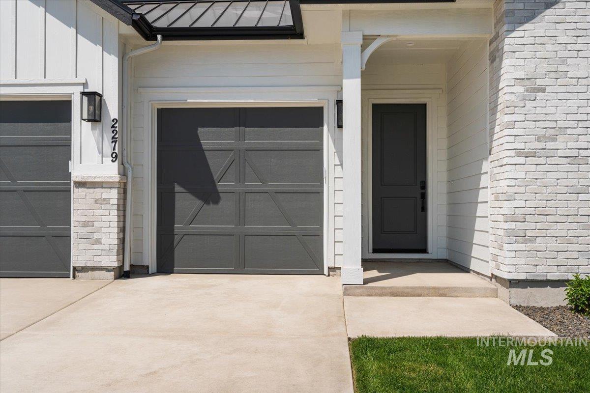 840 N Falling Water Way