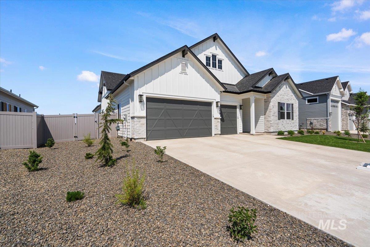 840 N Falling Water Way