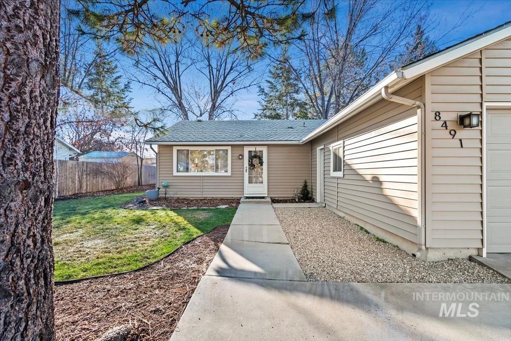 Photo of 8491 W Holbrook Ct, Boise, ID 83704 (MLS # 98969129)