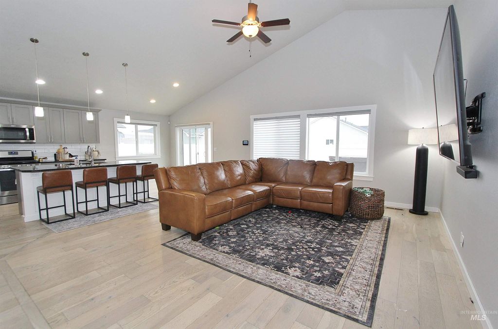 Photo of 350 Syringa Springs Dr, Fruitland, ID 83619 (MLS # 98971541)