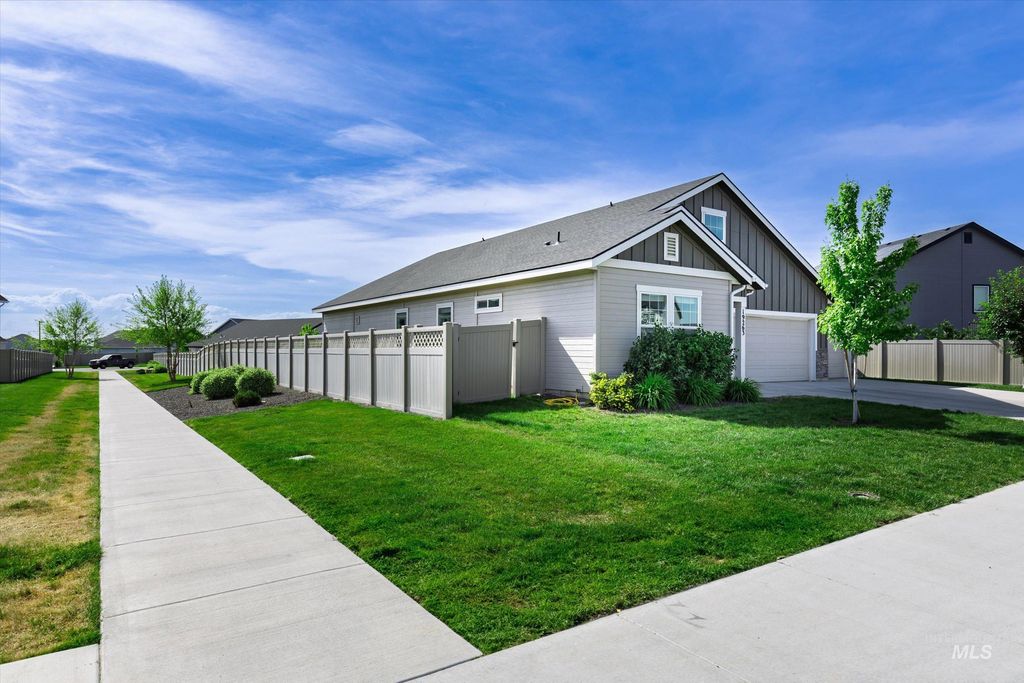 Photo of 19263 Crazy Bear Way, Caldwell, ID 83605 (MLS # 98986401)