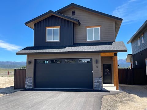 Photo of 12 North Creek Way, Cascade, ID 83611 (MLS # 98966823)
