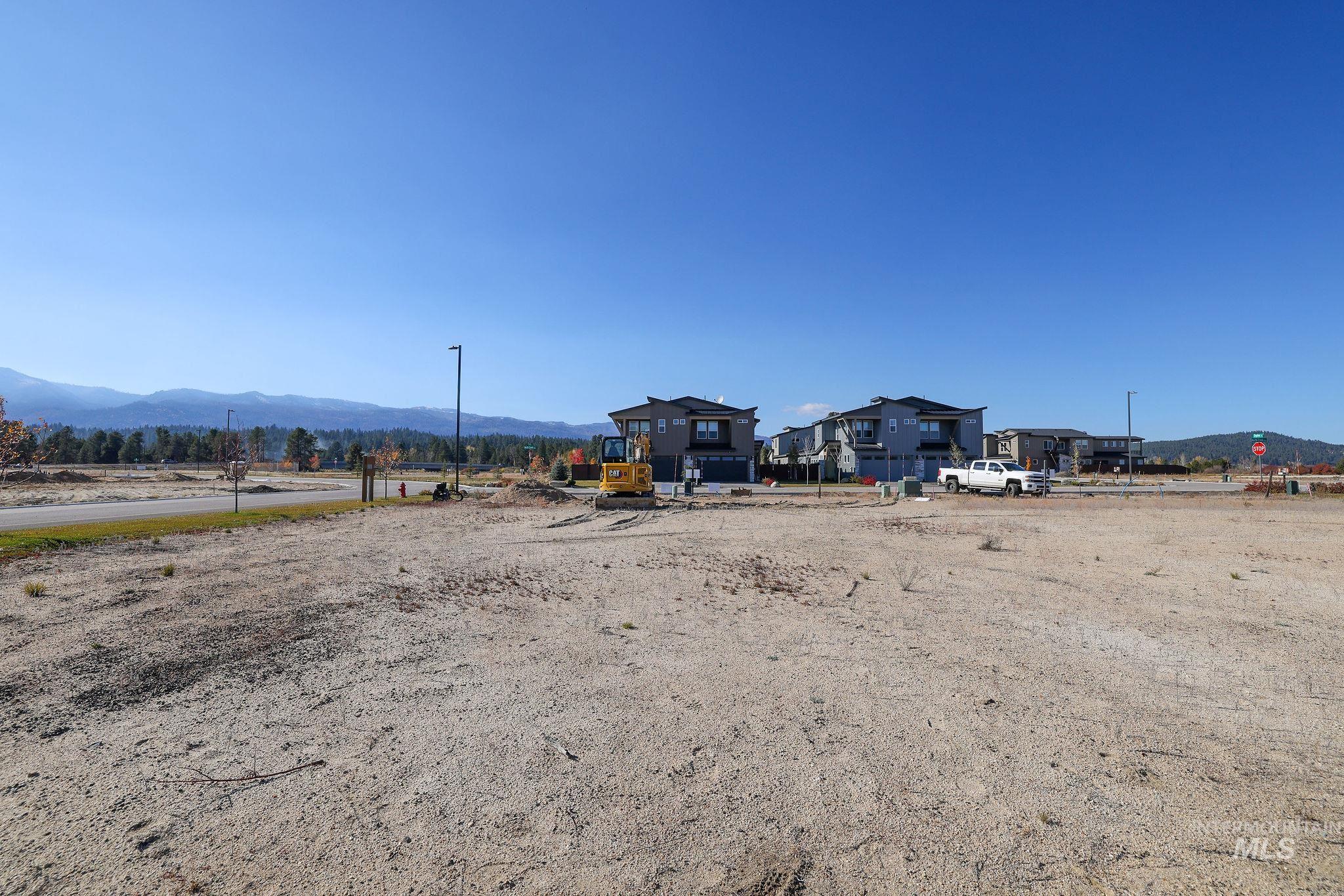 View of yard featuring a mountain view