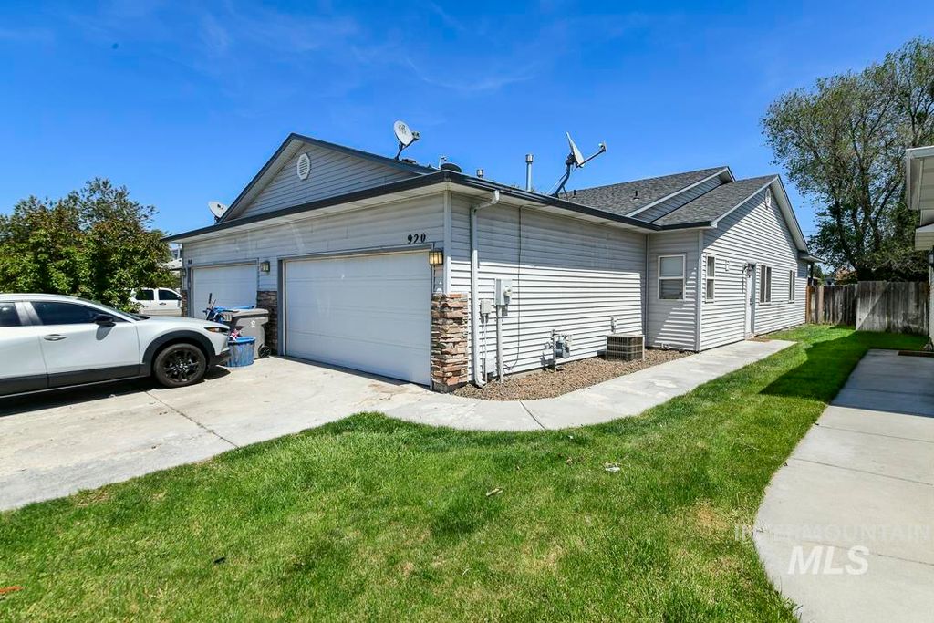 Photo of 920 S Diamond St, Nampa, ID 83686 (MLS # 98985635)