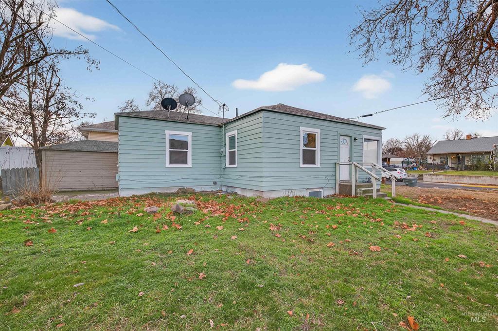 Photo of 117 Sycamore St, Clarkston, WA 99403 (MLS # 98971597)