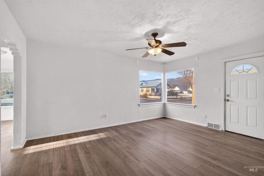 Photo of 117 Sycamore St, Clarkston, WA 99403 (MLS # 98971597)