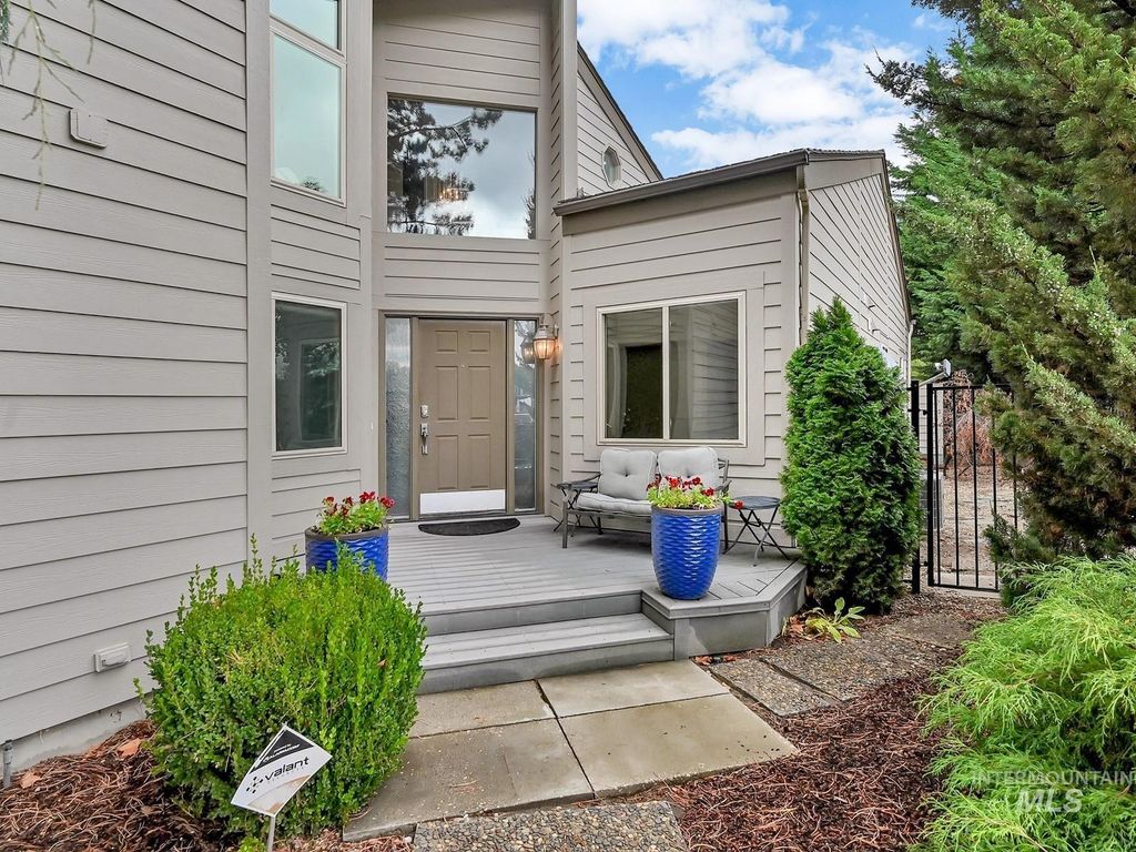 Photo of 4530 N Savannah Lane, Garden City, ID 83714 (MLS # 98964850)