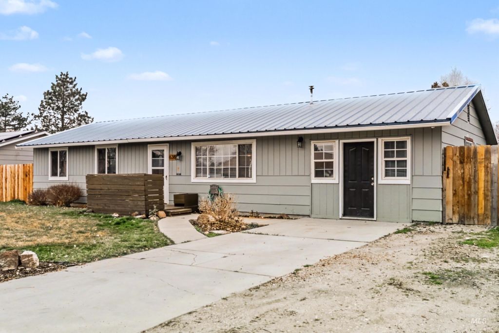 Photo of 638 W Trini St, Kuna, ID 83634 (MLS # 98978180)