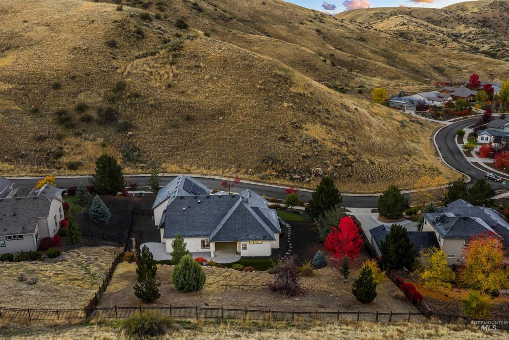 Photo of 5826 W Shadow Run, Boise, ID 83714 (MLS # 98965478)