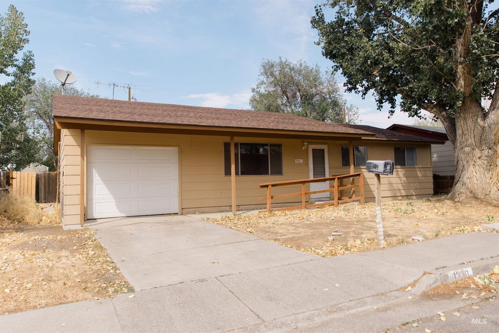 Photo of 1230 E 17 N, Mountain Home, ID 83647 (MLS # 98998599)