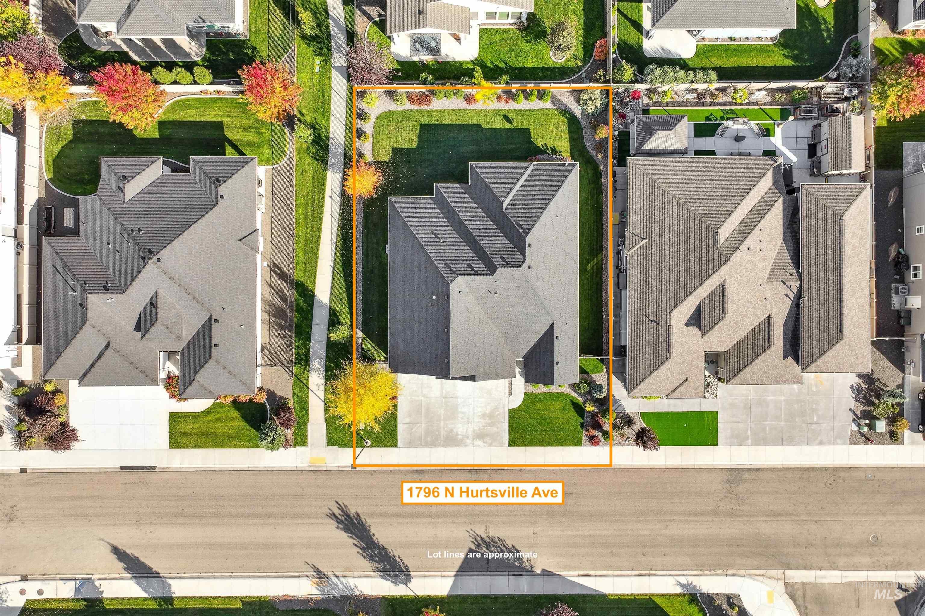 Aerial view of residential area featuring property parcel outlined