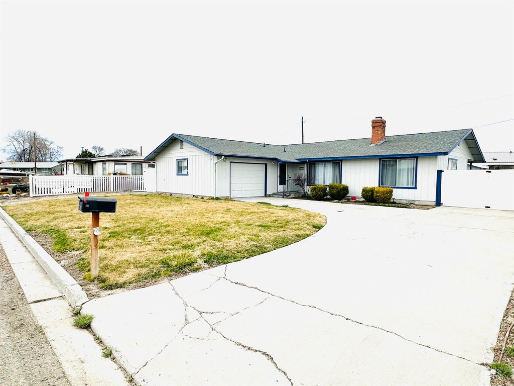 Photo of 1111 W D St, Vale, OR 97914 (MLS # 98978236)
