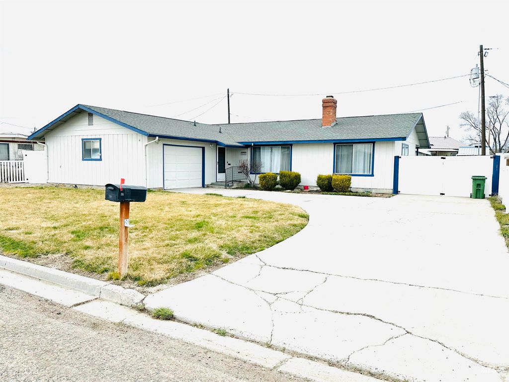 Photo of 1111 W D St, Vale, OR 97914 (MLS # 98978236)