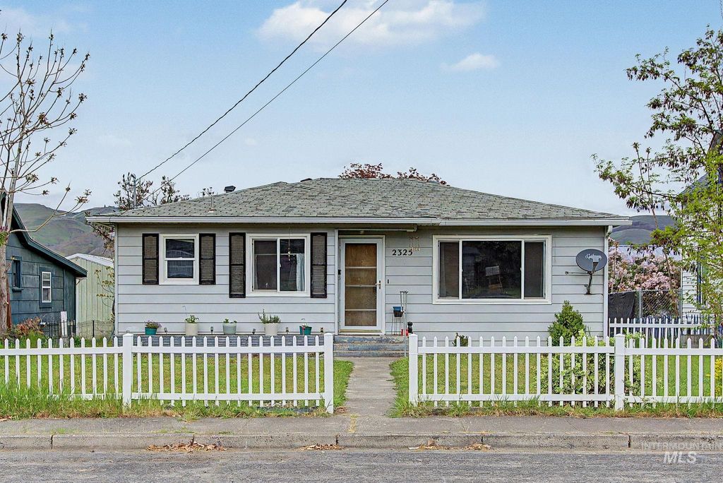 Photo of 2325 8th Avenue, Lewiston, ID 83501 (MLS # 98983848)
